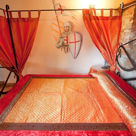 לינה וארוחת בוקר Castello Dei Templari לוקה